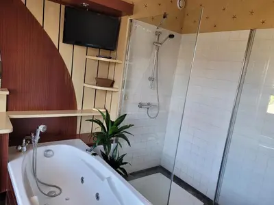 Salle de bains dans l'établissement La terrasse, jacuzzi et vue mer Plage à 200m