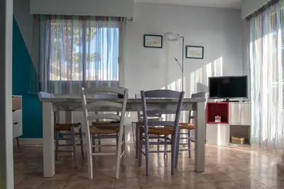 Télévision ou salle de divertissement dans l'établissement Joli appartement F3 - 50m de la mer
