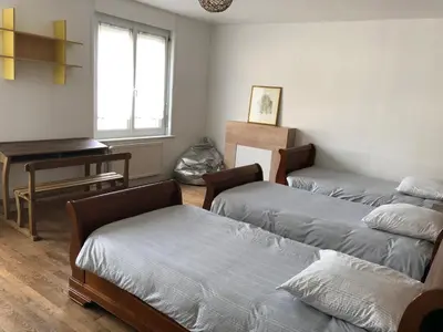 Un ou plusieurs lits dans un hébergement de l'établissement Gîte Manava - grande maison avec jardin en centre ville