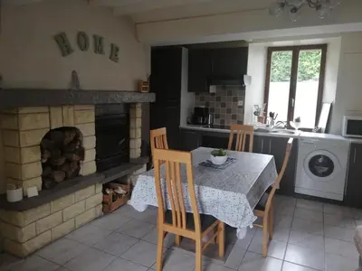 Cuisine ou kitchenette dans l'établissement LE GITE DE LA MAISON ROUGE