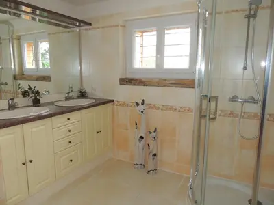 Salle de bains dans l'établissement La Ferme du Bourg