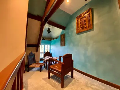Coin salon dans l'établissement LE CHALET SUISSE - Chambre aux fleurs