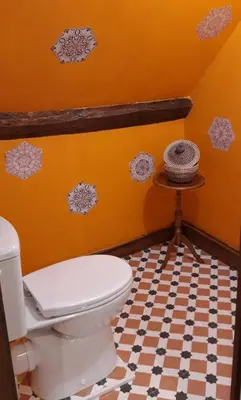 Salle de bains dans l'établissement LE CHALET SUISSE - Chambre aux fleurs