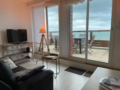 Télévision ou salle de divertissement dans l'établissement LES ILES VUE SUR MER