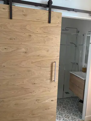 Salle de bains dans l'établissement Villa st Louis 2