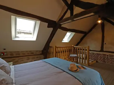 Un ou plusieurs lits dans un hébergement de l'établissement Maison historique du 15ème siècle avec jardin à La Carneille - FR-1-497-135