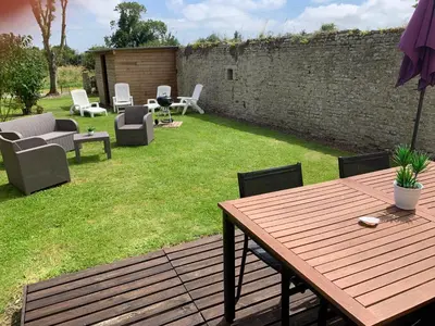 Jardin de l'établissement Gîte avec jardin à 1,5 km des plages du débarquement