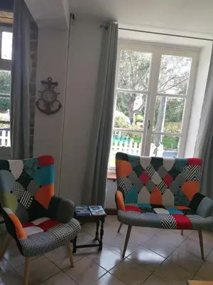 Coin salon dans l'établissement Le Château du Bonheur, Piscine, Sauna et Jacuzzi
