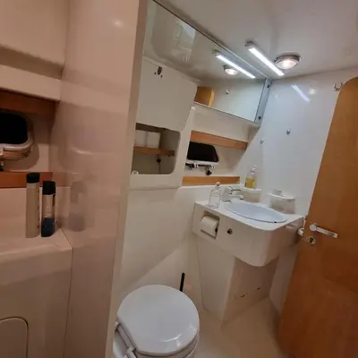 Salle de bains dans l'établissement BOAT APPART TITANIC Cherbourg motor yacht à quai ROSE STAR
