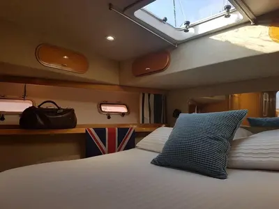 Un ou plusieurs lits dans un hébergement de l'établissement BOAT APPART TITANIC Cherbourg motor yacht à quai ROSE STAR
