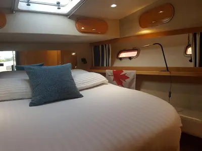 Un ou plusieurs lits dans un hébergement de l'établissement BOAT APPART TITANIC Cherbourg motor yacht à quai ROSE STAR