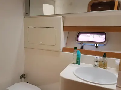 Salle de bains dans l'établissement BOAT APPART TITANIC Cherbourg motor yacht à quai ROSE STAR