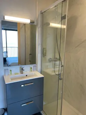 Salle de bains dans l'établissement La Vieille Auberge
