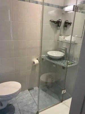 Salle de bains dans l'établissement La Vieille Auberge