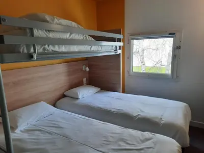 Un ou plusieurs lits dans un hébergement de l'établissement Kyriad Direct Caen Nord Memorial
