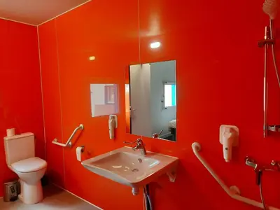 Salle de bains dans l'établissement Kyriad Direct Caen Nord Memorial