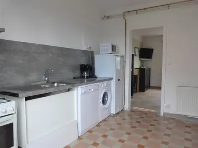Cuisine ou kitchenette dans l'établissement gîte iaorana - maison en centre ville
