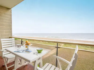 Vue générale sur la mer ou vue sur la mer prise depuis l'appartement