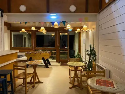 Coin salon dans l'établissement Auberge de Jeunesse HI Cancale