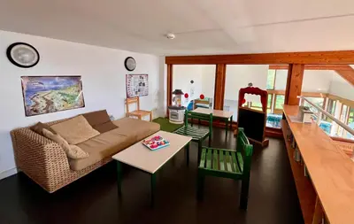 Coin salon dans l'établissement Auberge de Jeunesse HI Cancale