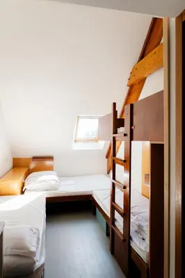 Un ou plusieurs lits dans un hébergement de l'établissement Auberge de Jeunesse HI Cancale