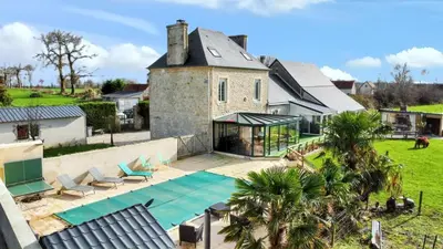 Jardin de l'établissement Maison confortable à Saint-Germain-du-Pert avec piscine privée
