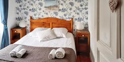 Un ou plusieurs lits dans un hébergement de l'établissement Maison confortable à Saint-Germain-du-Pert avec piscine privée