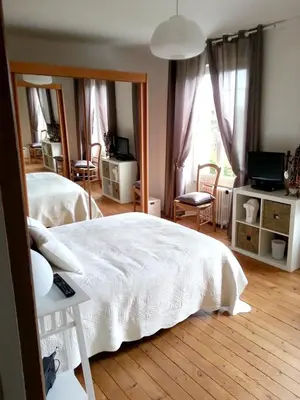 Un ou plusieurs lits dans un hébergement de l'établissement Maison confortable à Saint-Germain-du-Pert avec piscine privée