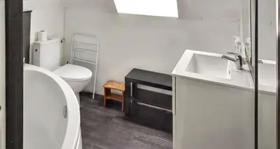 Salle de bains dans l'établissement Maison confortable à Saint-Germain-du-Pert avec piscine privée