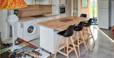 Cuisine ou kitchenette dans l'établissement Maison confortable à Saint-Germain-du-Pert avec piscine privée