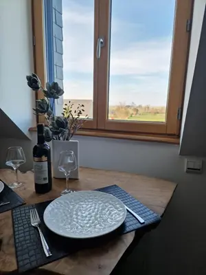 Boissons dans l'établissement L'Aurore de la Baie, vue sur le Mont-Saint-Michel