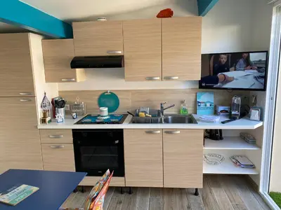 Cuisine ou kitchenette dans l'établissement Maisonnette de la mer
