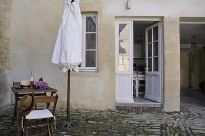 Plan de l'établissement Apt duplex ou plain pied tout confort plein centre ville Bayeux proche commerces, restaurants, avec terrasse privative ou jardin commun aménagé clos, parking gratuit à proximité, proche plages du débarquement