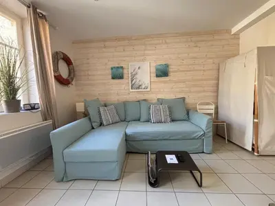 Coin salon dans l'établissement Apt duplex ou plain pied tout confort plein centre ville Bayeux proche commerces, restaurants, avec terrasse privative ou jardin commun aménagé clos, parking gratuit à proximité, proche plages du débarquement