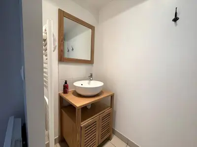 Salle de bains dans l'établissement Apt duplex ou plain pied tout confort plein centre ville Bayeux proche commerces, restaurants, avec terrasse privative ou jardin commun aménagé clos, parking gratuit à proximité, proche plages du débarquement