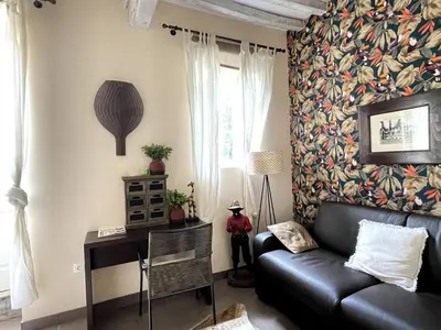 Coin salon dans l'établissement Apt duplex ou plain pied tout confort plein centre ville Bayeux proche commerces, restaurants, avec terrasse privative ou jardin commun aménagé clos, parking gratuit à proximité, proche plages du débarquement