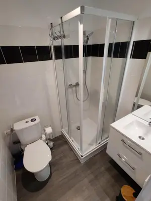 Salle de bains dans l'établissement LE FOUCAULD-GoodCaen