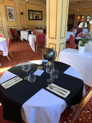 Restaurant ou autre lieu de restauration dans l'établissement Les 3 rois by YY