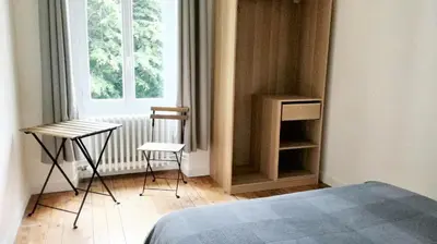 Un ou plusieurs lits dans un hébergement de l'établissement Maison cosy à Pontorson avec jardin clos et terrasse