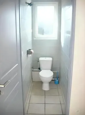 Salle de bains dans l'établissement Maison cosy à Pontorson avec jardin clos et terrasse