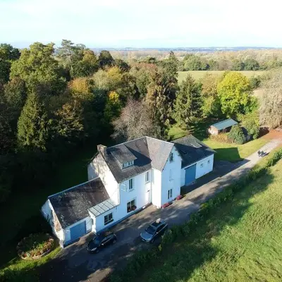 Maison cosy à Pontorson avec jardin clos et terrasse