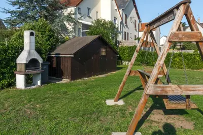 Aire de jeux pour enfants de l'établissement La Petite Isle - Maison et jardin - plage à 200 m