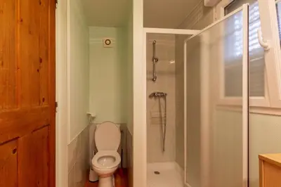Salle de bains dans l'établissement Marine - Maison et jardin - Grande Plage à 150 m