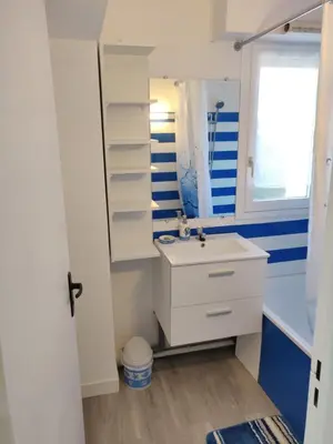 Salle de bains dans l'établissement Appartement F3 Cabourg près plage hippodrome centre-ville