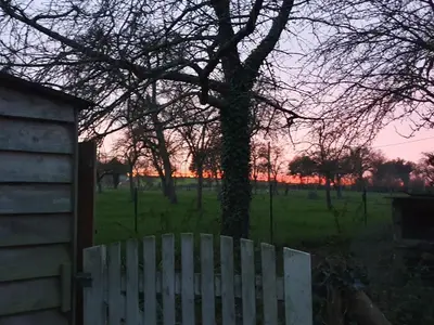 Lever ou coucher de soleil vu de la maison d'hôtes ou à proximité