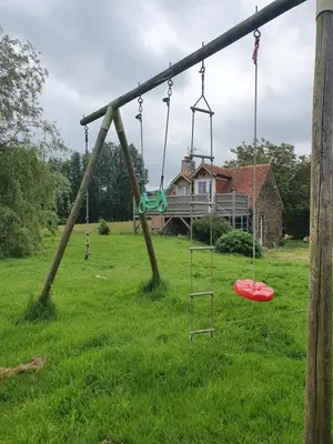 Aire de jeux pour enfants de l'établissement Le Fiege gîte cosy et confort