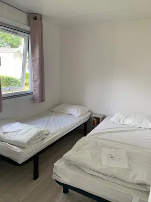 Un ou plusieurs lits dans un hébergement de l'établissement Mobil Home 10 M et Mme COLAS