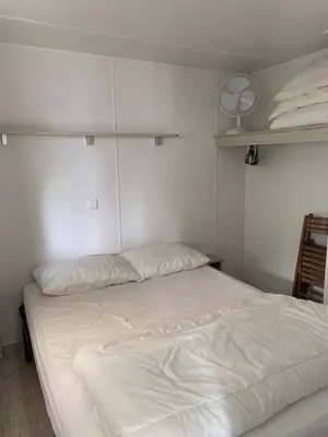 Un ou plusieurs lits dans un hébergement de l'établissement Mobil Home 10 M et Mme COLAS
