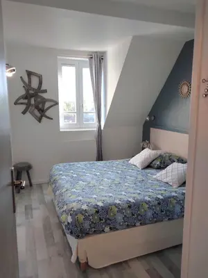 Un ou plusieurs lits dans un hébergement de l'établissement Cosy appartement dans une villa avec piscine, proche du centre et de la mer