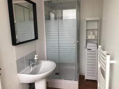 Salle de bains dans l'établissement HYPER CENTRE - WIFI FIBRE GRATUIT - JERGWELOH - Le Parisien